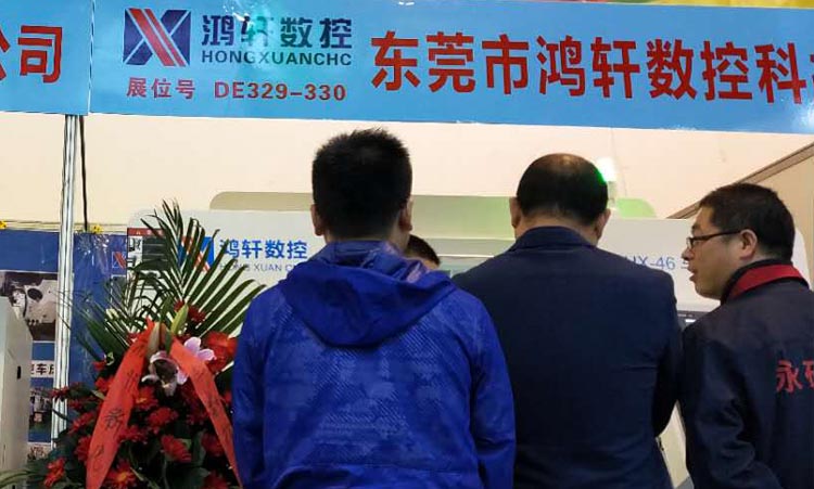 工作人員講解數數車銑復合的使用